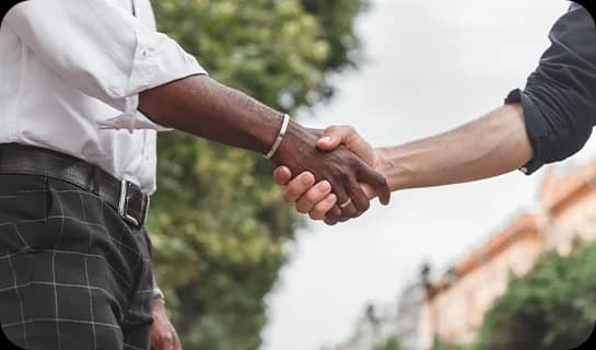 Aperto de mãos entre prestador e cliente