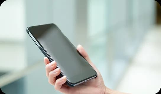 Mão segurando um celular